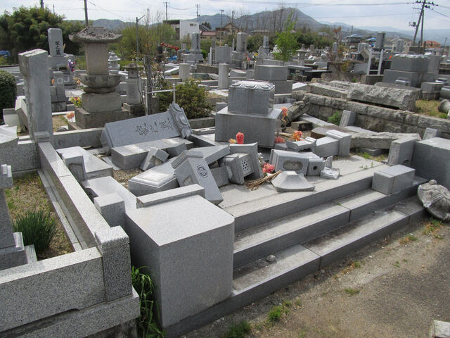 地震後のお墓写真