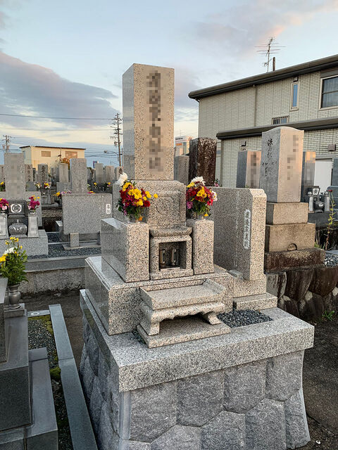 岡山県産万成石を使用した<br>和型墓石 亀甲石積み間知土台
