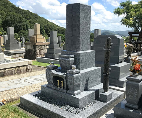 佐賀県産天山石を使用した和型墓石<br>各務原市営墓地 O家の施工事例