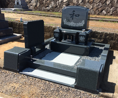 御影石G670を使った<br>和洋折衷型墓石の施工事例